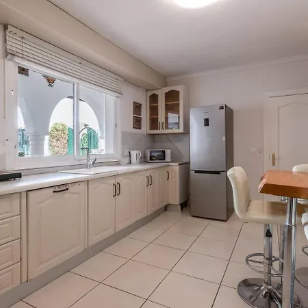 Tres Almendros Vila *