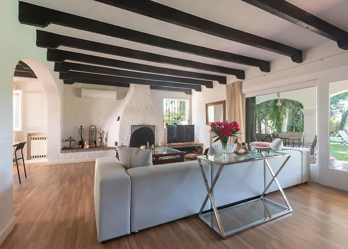 Tres Almendros Villa *