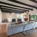 Tres Almendros Villa *